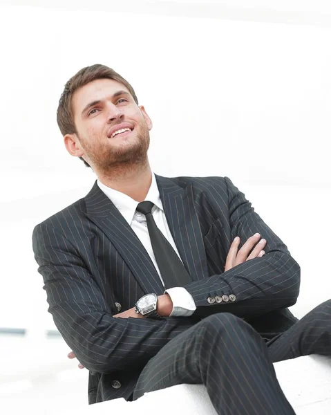 Portret van lachende zakenman zit op stoel — Stockfoto