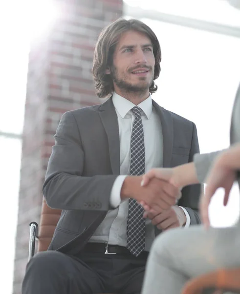 Entrevista de trabajo exitosa con el jefe y el apretón de manos de los empleados — Foto de Stock