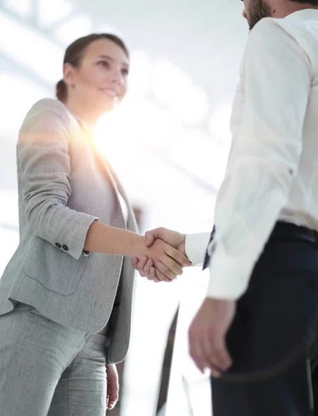 Nahaufnahme. Geschäftspartner per Handschlag — Stockfoto