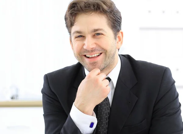 Empresario sentado en el escritorio y trabajando con ordenador portátil . — Foto de Stock