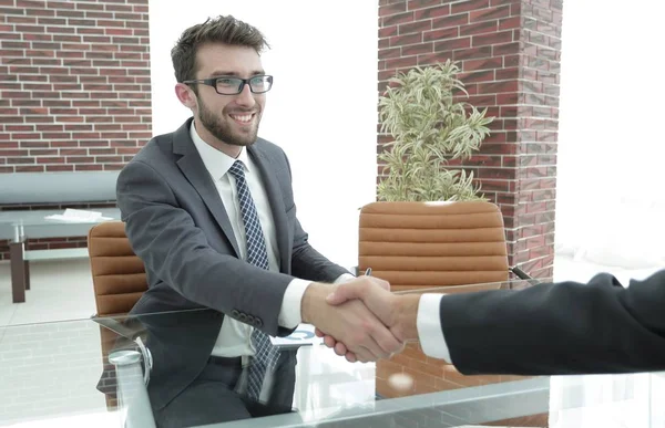 portre. Mali İşler Müdürü ve istemci arasındaki karşılıklı