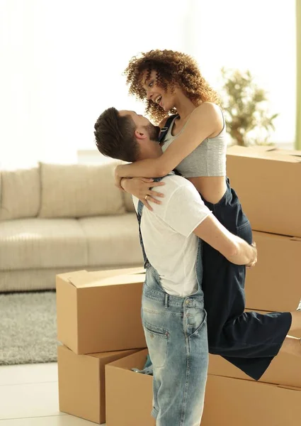 Ritratto di una coppia felice che si trasferisce in una nuova casa — Foto Stock