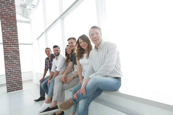 Jonge creatieve mensen zitten op stoelen in wachtkamer — Stockfoto