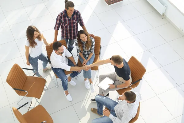 Yukarıdan bak. İş arkadaşlarıyla tokalaşma.