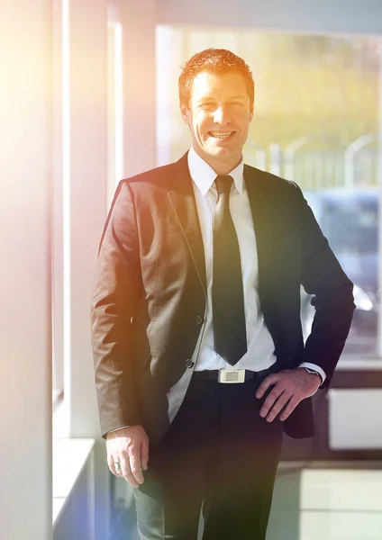 Retrato de empresário confiante em fundo turvo — Fotografia de Stock