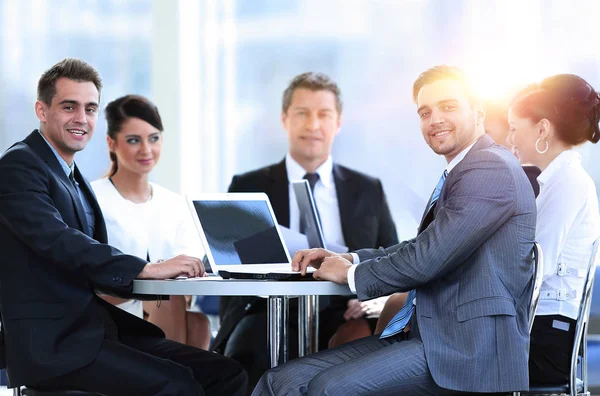Gruppe lächelnder Geschäftsleute sitzt in einem Besprechungsraum. — Stockfoto