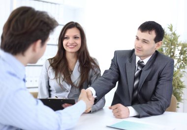 İş yerinde el sıkışma iş ortakları