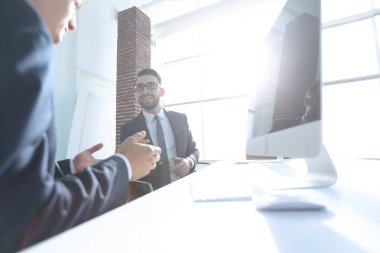 iş arkadaşları onların masada oturuyorsun