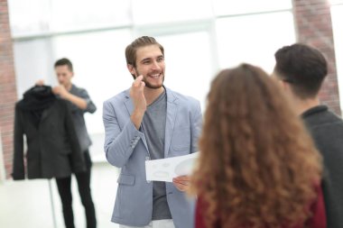 ofiste çalışan tasarımcıların başarılı takım.