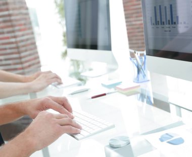 modern bir ofiste bir bilgisayarla çalışma alanı'nın yakın çekim.