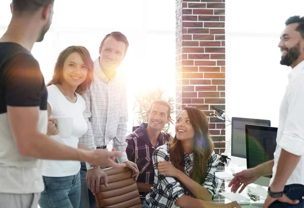 Equipo de jóvenes empleados discutiendo — Foto de Stock