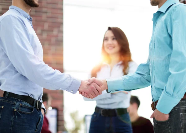 Stretta di mano tra uomini d'affari in un ufficio moderno . — Foto Stock