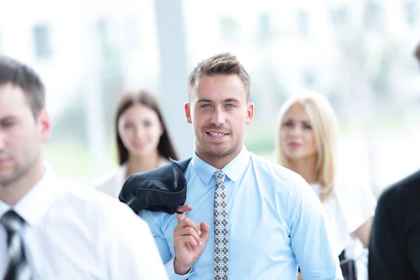 Hombre de negocios confiado en el fondo de una oficina borrosa . — Foto de Stock