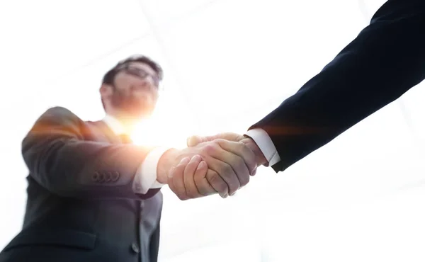 Succesconcept in het bedrijfsleven - handdruk van partners — Stockfoto