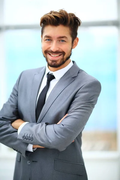 Un giovanotto vestito di grigio — Foto Stock