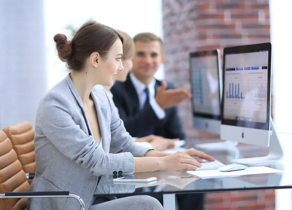 Equipo de negocios discutiendo cartas financieras en un lugar de trabajo — Foto de Stock