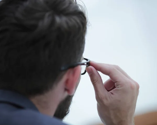 Closeup.Businessman patrząc na miejsce. — Zdjęcie stockowe