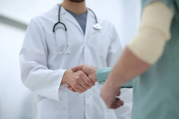 Paciente aperta as mãos com seu médico — Fotografia de Stock
