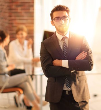 Ofisin arka planında başarılı bir işadamı.