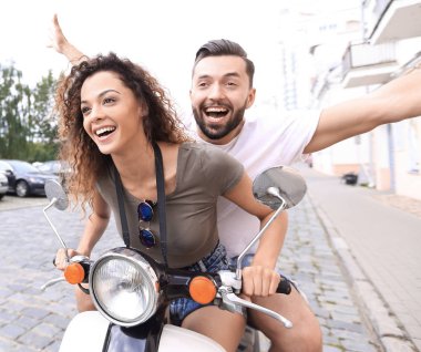 Çift sürme motosiklet eski şehir sokak.
