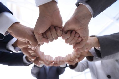 Bir grup insan el ele verdi.