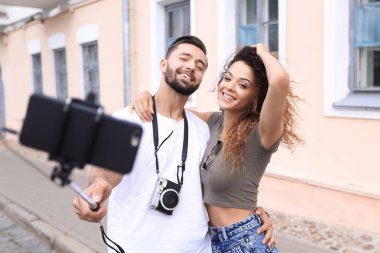 Mutlu seyahat çift selfie, romantik ruh hali yapma.