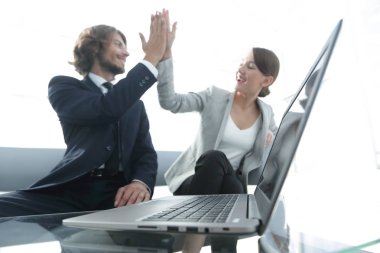 açık ofis arka üstünde laptop