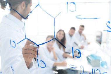 şeffaf yönetim kurulu ile görüntüleyin. bir bilim adamı bir raporu yapar.