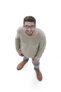 Yukarıdan görüntüleyin. Kameraya bakarak ciddi genç adam.