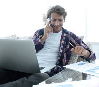 modern insan oturma odasında finansal belgeler ile çalışma