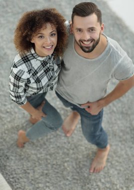 Genç çiftin birbirlerini yeni oturma odasında bir beşlik