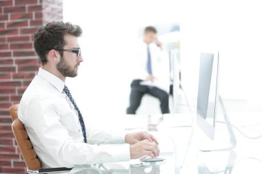 işadamı bilgisayarda mali grafiklerle çalışma