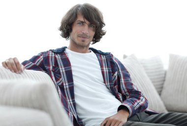 kanepede oturan başarılı yakışıklı olan.