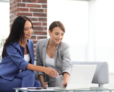 İş insanlar konuşma. Elinizdeki teknoloji