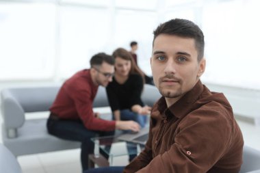 İşletme takımının arka planında çalışan