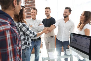 modern ofis iş el sıkışma