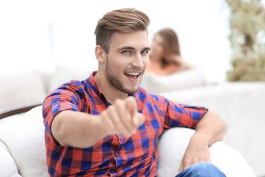 İleriye bakan mutlu genç adamın yakın çekimi.,