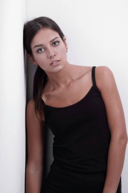 ileri yürüyüş dalgın genç kadın.