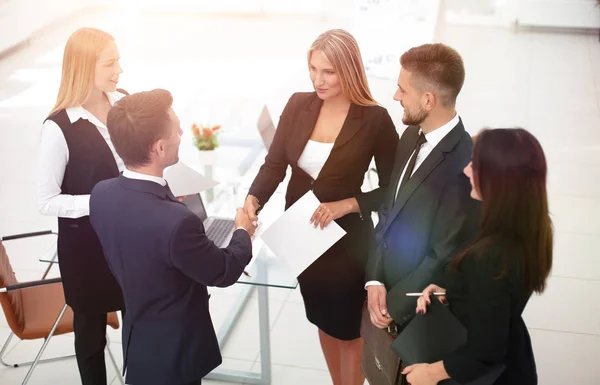 Handshake Manager und der Kunde nach der Vertragsunterzeichnung — Stockfoto