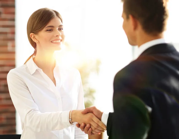 Handshake młoda kobieta z kolega — Zdjęcie stockowe