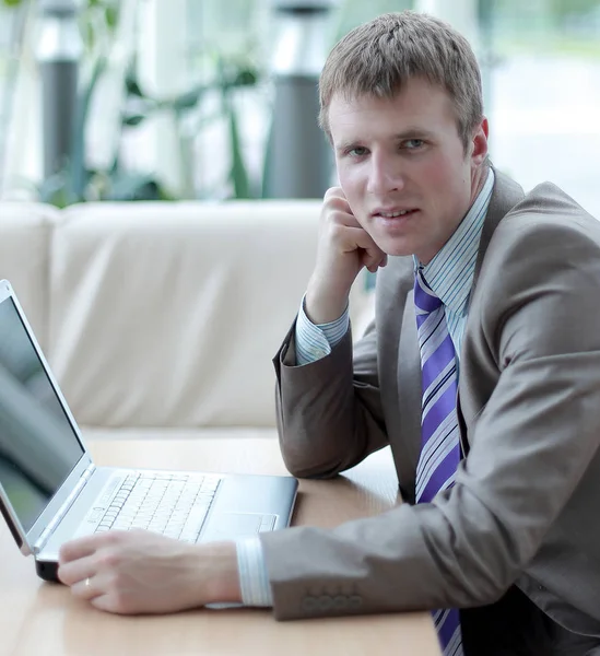 Junge Mitarbeiterin schaut während des Arbeitstages auf Computermonitor — Stockfoto