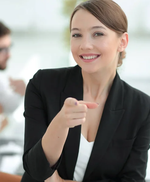 Gezicht van een zakenvrouw op de achtergrond van het Bureau — Stockfoto