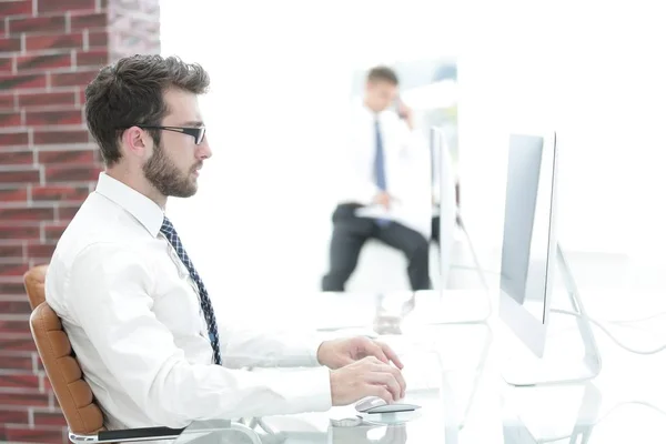 Geschäftsmann arbeitet an Computer mit Finanzdiagrammen — Stockfoto