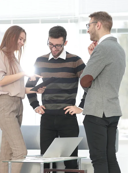 Los empleados discuten documento de trabajo — Foto de Stock