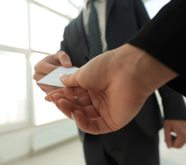 Close-up van twee ondernemers uitwisselen van visitekaartje — Stockfoto