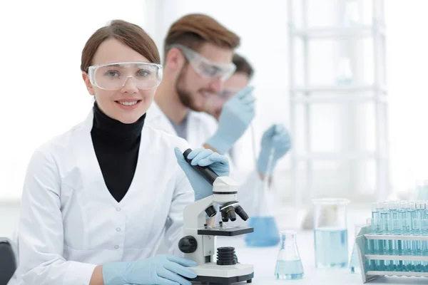 Cientista feminina em laboratório . — Fotografia de Stock