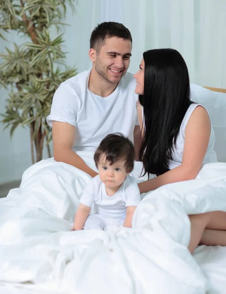 Una familia joven y feliz de tres personas — Foto de Stock