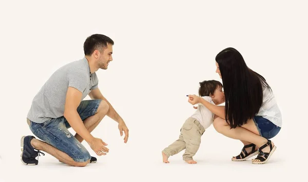 Portret szczęśliwą rodzinę, która uczy dziecko na spacer — Zdjęcie stockowe
