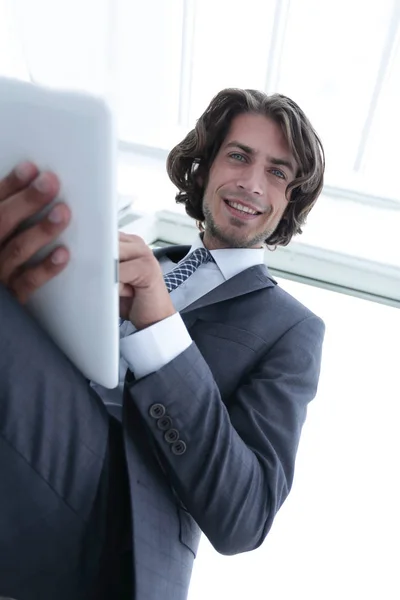 Closeup .businessman werken op digitale tablet — Stockfoto