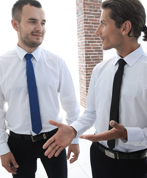 Primer plano de un equipo empresarial que discute los temas actuales —  Fotos de Stock